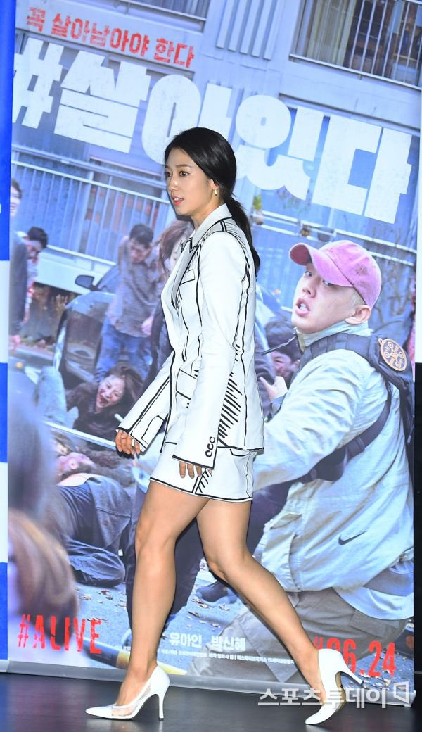 PSH_IFC's tweet image. #ParkShinHye and #YooAhIn at the press conference for their movie #ALIVE Premiere

Shinhye looks amazing 😍