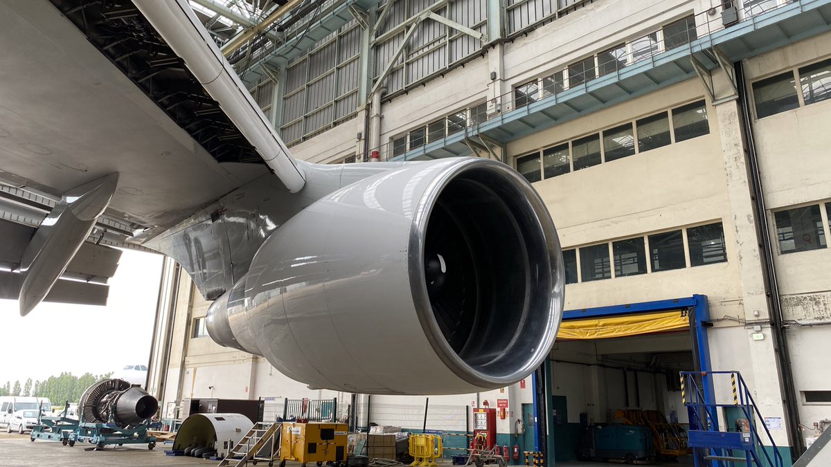 flight_report's tweet photo. [Live] F-GTUI dans le hangar de maintenance @CorsairFr juste avant son dernier décollage de @ParisAeroport #Orly #ByeBye747 https://t.co/C5vNOKowcv