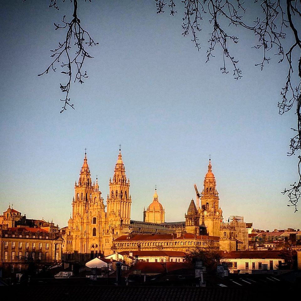 Estamos celebrando que Santiago de Compostela y toda Galicia han terminado las fases de la desescalada y ya están disfrutando de la 'nueva normalidad'. 
¡El Camino de Santiago nos espera!
#caminoANDenglish #Turgalicia #Galicia #EspañaTeEspera  #QuedamosenGalicia <a href="/MindfulTravel_/">Sara Rodriguez</a>