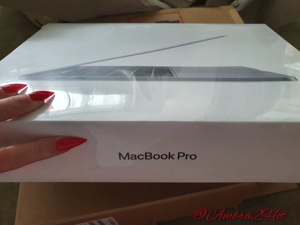Such a great begining of the week! 💕 A new MacBook Pro (£2k) bought of My wishlist from My lovely boy Alex! You are always spoiling Me with extraordinary gifts🤩😍