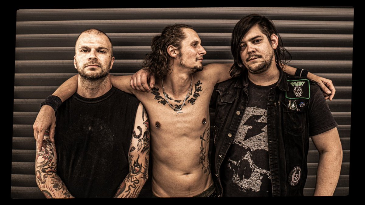 Hellgreaser's tweet photo. Das kommt dabei raus, wenn dreimonatige Band-Abstinenz herrscht. Gestern haben wir uns wieder in den Armen liegen können und haben eine Überraschung für euch vorbereitet. STAY TUNED!!! #horrorpunk #punkrock #horror #punk #horrorpunksgermany #hellgreaser #gothrock #punkrockmusic https://t.co/8DiQC6eH7q