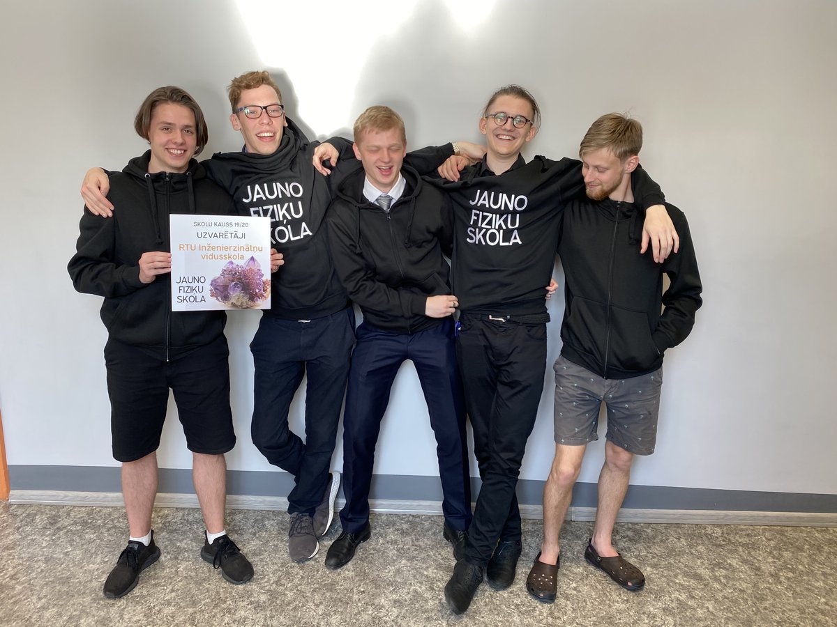 Šogad Jauno Fiziķu Skolas Skolu kausa sacensībās, kas norisinājās visa mācību gada garumā, pirmo vietu ieguva RTU Inženierzinātņu vidusskolas komanda Fizmatiķi (Artūrs Kovrigo, Andris Brauers, Elgars Vaļģis, Rūfolfs Pikšens, Rinalds Šenvalds). Apsveicam!