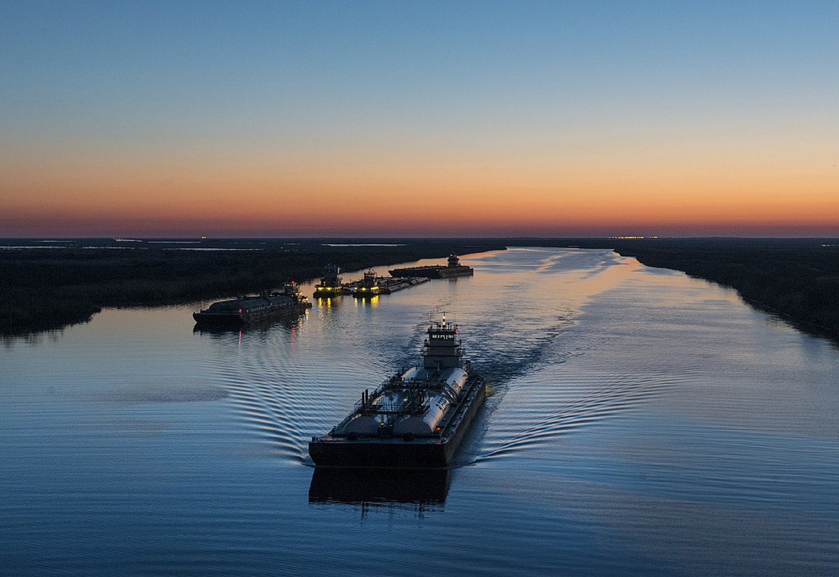 pfafflogistik's tweet photo. Die #Binnenschifffahrt ist vor allem für den #Rhein von großer Bedeutung – auch für den Güterumschlag aus großen Häfen wie #Hamburg und #Rotterdam. Hier trägt der #Transport per #Binnenschiff enorm zur Entlastung der ohnehin schon übervollen Straßen bei ⬇️ https://t.co/koU4qvTxTO https://t.co/wAZyHWlAgH