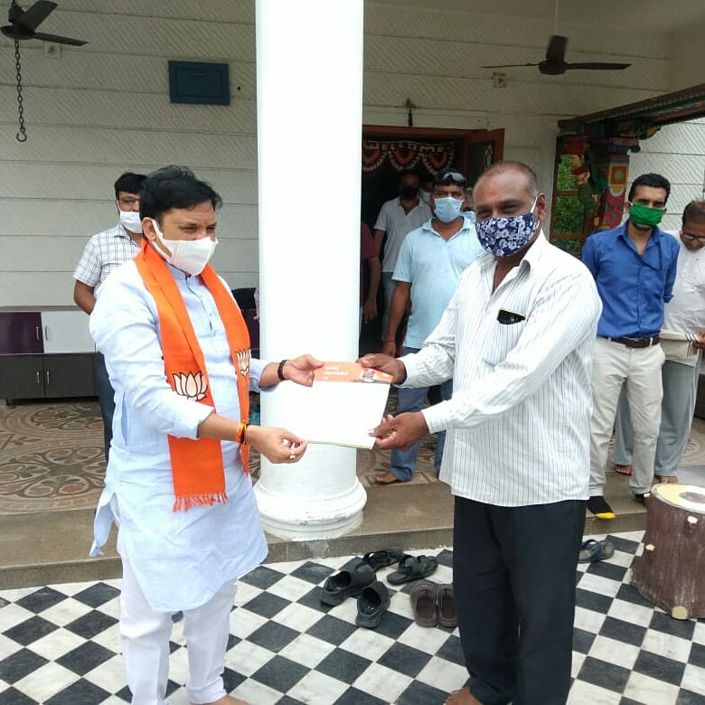 devusinh's tweet photo. "સૌનો સાથ સૌનો વિકાસ સૌનો વિશ્વાસ" 

ભારતના યશસ્વી આદરણીય નરેન્દ્રભાઈ મોદી સાહેબ દ્વારા આત્મનિર્ભર ભારત, વિશ્વ કલ્યાણ માટે ભારતની ભૂમિકા અને સ્વસ્થ ભારત અંગે લખાયેલ પત્ર સંદેશ ઘર ઘર સુધી પહોંચાડવા સંપર્ક અભિયાન અંતર્ગત માસ્ક અને સેનિટાઇઝરનું વિતરણ... 
#OneYearOfModi2 https://t.co/vGr4rLU6Uy