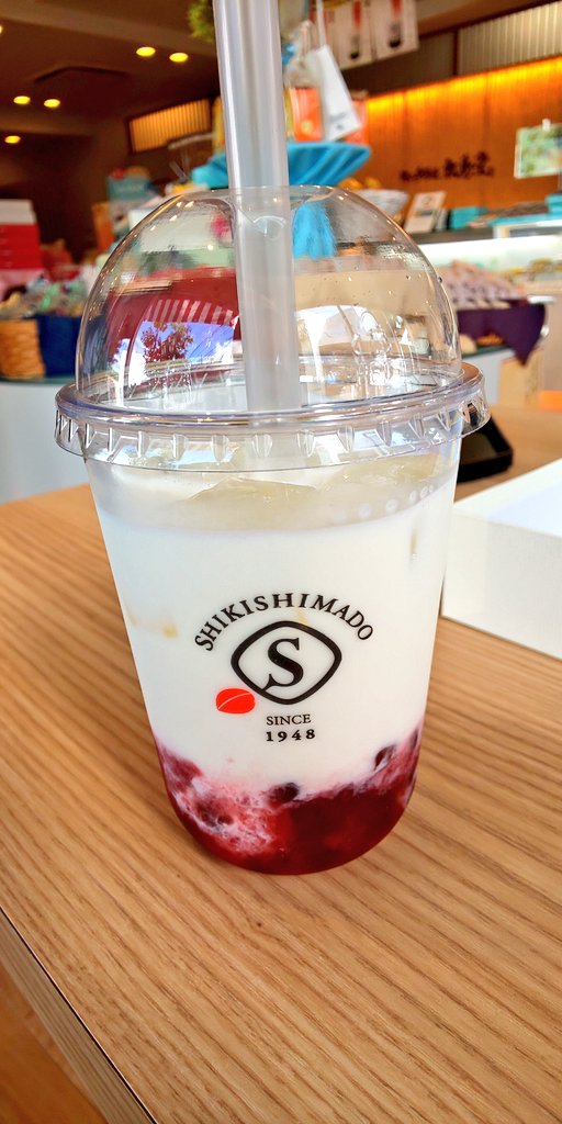 kuisinbouobake8's tweet photo. 敷島堂
わらび餅ドリンク
WARAPi

☆こだわりイチゴミルク
☆本格抹茶ミルク
☆玉露くきほうじ茶ミルク
￥594

わらび餅がモチモチして美味しかった😋
個人的にはタピオカより飲みやすかった🙆

#岡山
#敷島堂
#わらび餅ドリンク
#WARAPi https://t.co/gZ3k2n1H2B