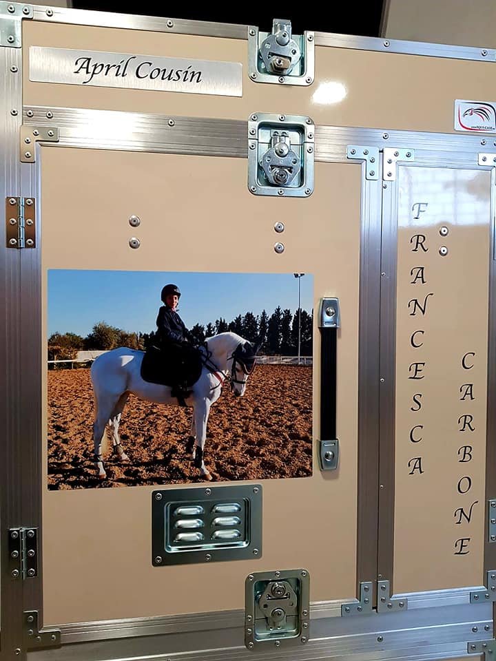 EQUI_CASE's tweet photo. EQUI-CASE to jedni z najlepszych specjalistów od pak jeździeckich na świecie! :)
Nasze produkty cieszą się niesłabnącą popularnością za sprawą najwyższej jakości i możliwości dostosowania praktycznie każdego elementu do wymagań Klienta  👌
👉 https://t.co/C4D3BDKowF https://t.co/Bs2s7WbIz3