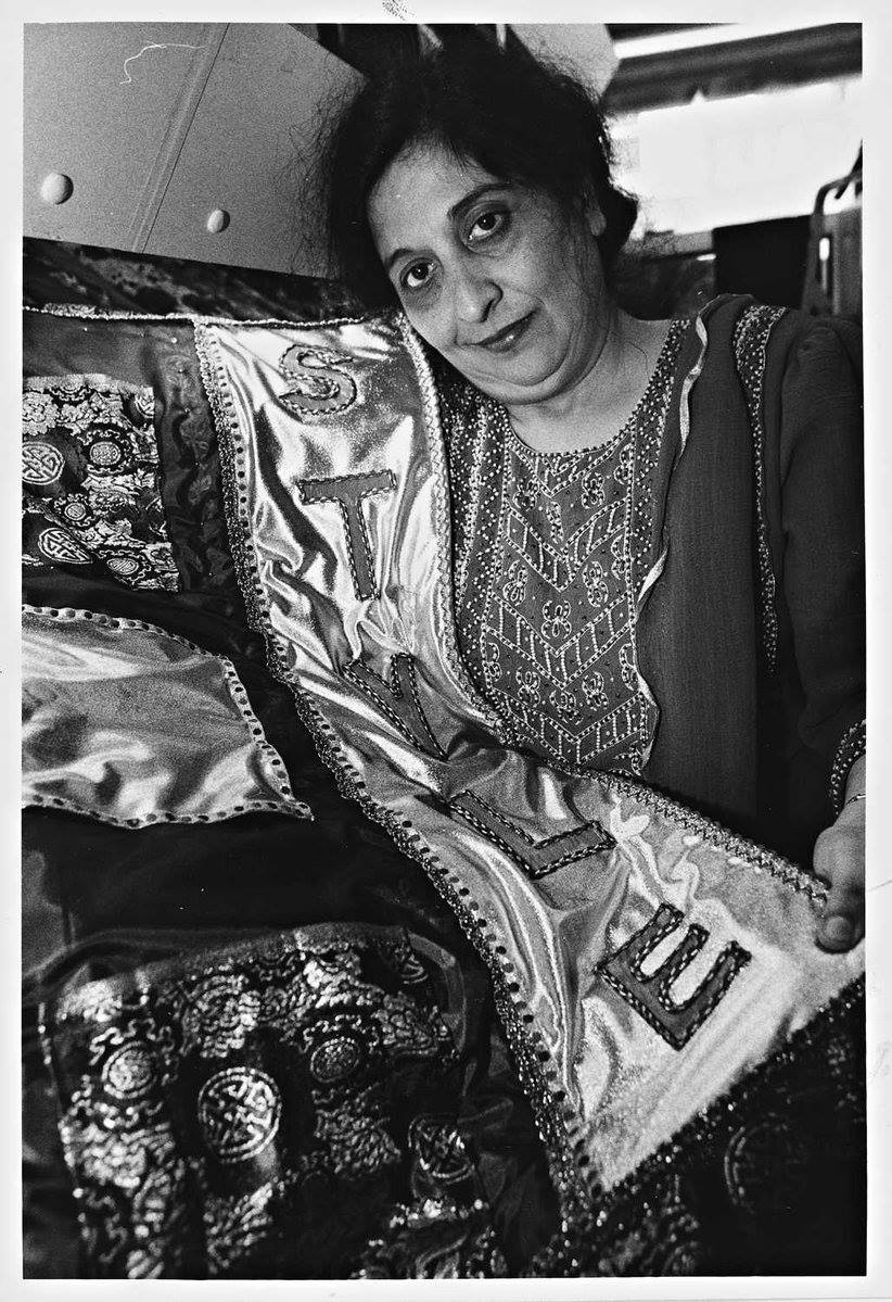 ScottKnightFHEA's tweet image. From @ESPhotoArchive  Textile artist Rambir Babrah, of Caldmore Sarita Textiles, shows  fabrics, as part of initiative organised by @WalsallCouncil , March 1994 @wlv_uni @WLV_Arts @BCStudiesCentre @WolvesArchives @CreativeBCuk @ArtsConnectWM @newartgallery #textiles #mywlvsoa