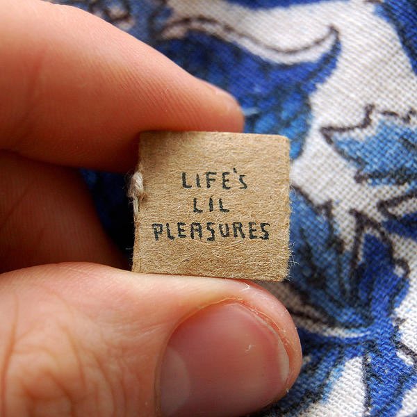 _pajarico's tweet photo. “Life’s Lil Pleasures” de Evan Lorenzen 

Todos sus #libros son de una sola edición, y son ilustrados a mano con #pluma y tinta, ninguno de ellos mide más de 1 pulgada de alto. Algunos están inspirados en la #mitología y #grabados de madera medievales.

#EvanLorenzen #placeres https://t.co/L0oNO5JwIe