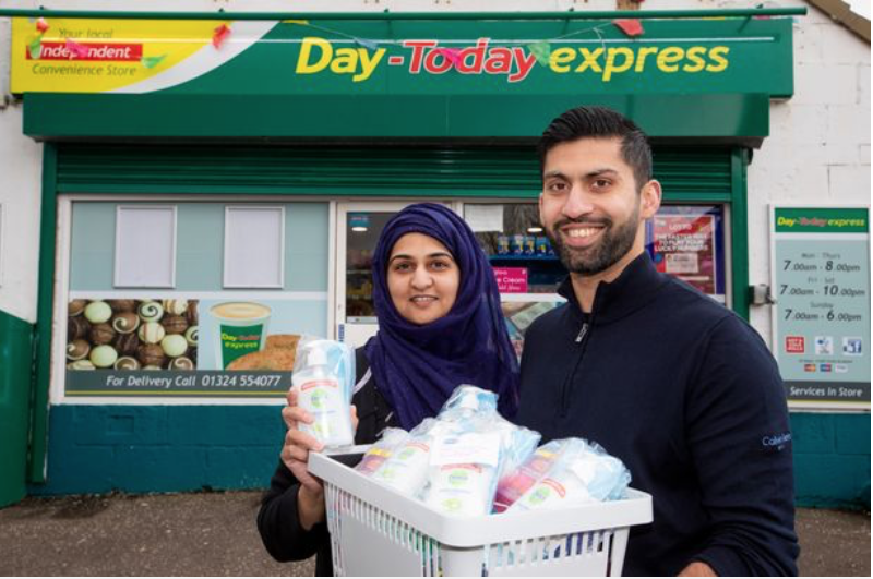 PrideOfBritain's tweet image. Thank you to shopkeepers Asiyah and Jawad, from Falkirk who spent thousands on coronavirus kits to help keep their customers safe. They donated 2,000 coronavirus kits to elderly and immuno-compromised people. This is what community spirit looks like.
#ourprideofbritain #whosyours