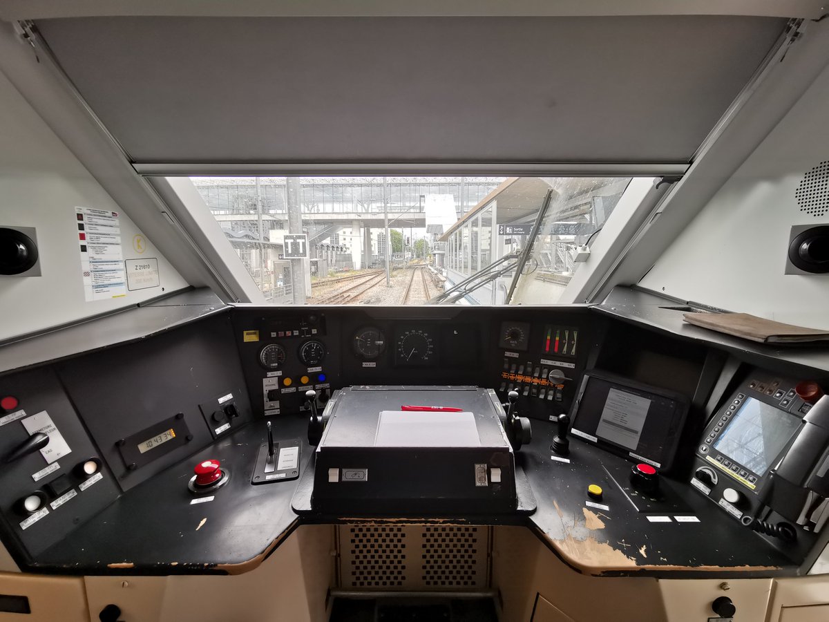 ADCBrest's tweet photo. Le @TERBreizhGo 858263 vous attends voie 9 en gare de #Nantes pour la direction de #Quimper avec un départ à 11h18. Bon voyage 🙂 #SNCF #TeamTER #jyVaisAvecTER https://t.co/dTedmACgbi