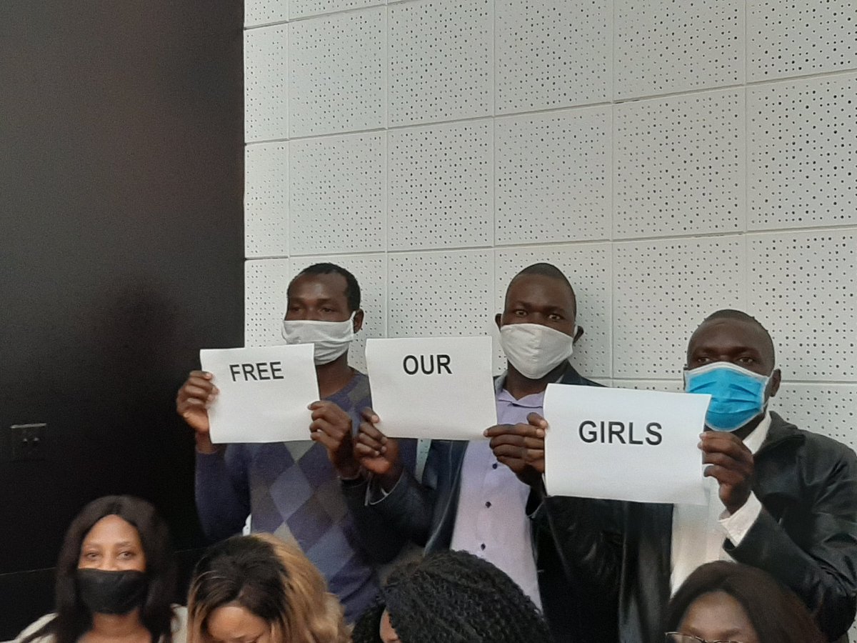 MakomboreroH's tweet image. Powerful solidarity from the people's @mdczimbabwe leadership,MPs,Senators,councillors,members &amp;amp; supporters as the people stand by our girls who are being persecuted by the ZanuPf junta.

#WeAreWithYou
#JusticeForOurGirls
#FreeOurGirls
#PeoplePower 
#ZanupfMustGo