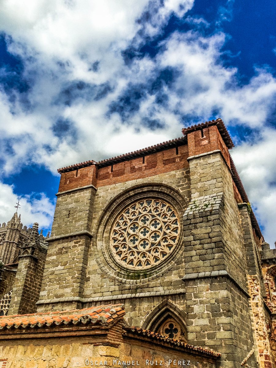 _oscarmruiz_'s tweet photo. El Rosetón de la Catedral de Cristo Salvador de Ávila visto de las murallas.
#avila #castillaleón #catedral #roseton #gotico https://t.co/2GxZifzcQL