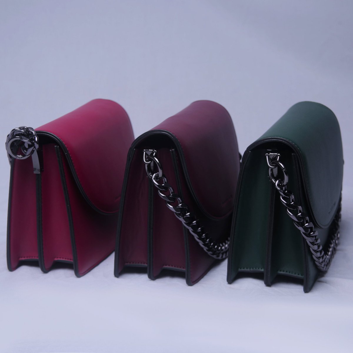 EllaMatthewEM's tweet photo. You can’t buy happiness but you can buy handbags and that’s pretty much the same thing .
.
. EM Trendy Ladies Bag
.
. Price -N9,000.  Visit https://t.co/6sSRdpDVgR or dm to place an order
.
Swipe to see other colors 
To place an order send us a dm #fashionstoreinlagos https://t.co/8yhdih4X8T