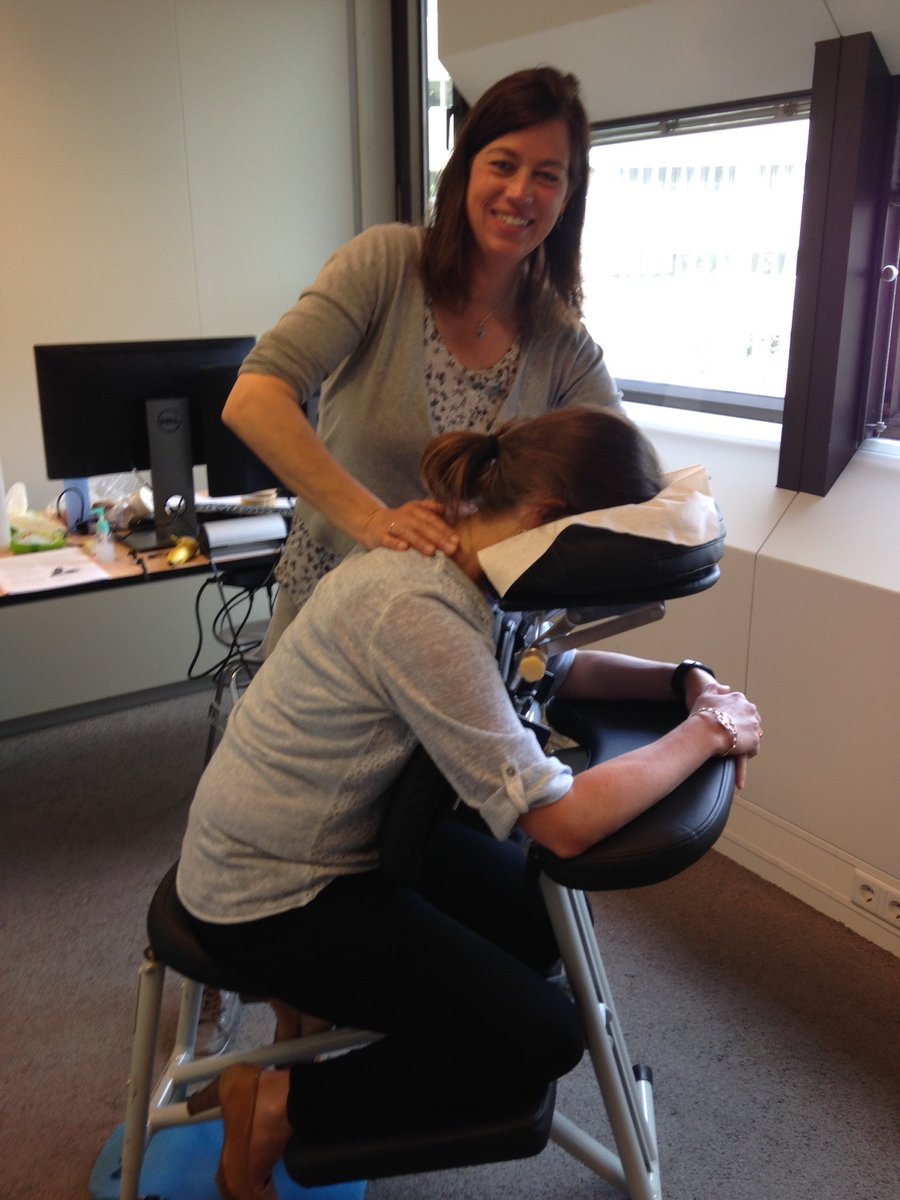 Stoelmassage op het werk is een mooi welkomstcadeau voor medewerkers nu zij weer meer op kantoor gaan werken. 

Na al het thuiswerken zijn nek en schouders bij veel collega’s meer gespannen dan anders. Ik kom graag langs om de knopen uit jullie spieren te kneden.