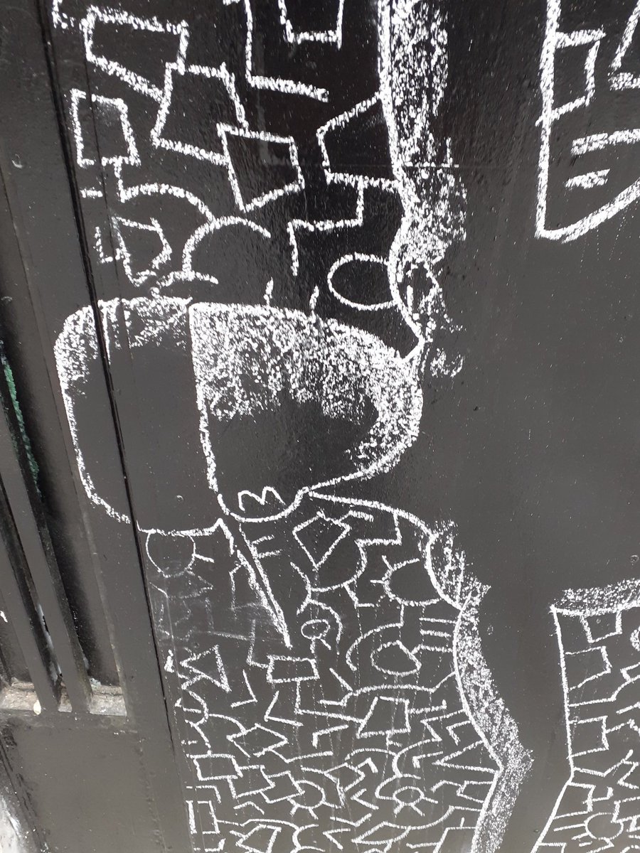 #StreetArt #Paris 

Rue Beaurepaire Paris 10ème 

Réalisé à la craie blanche sur une porte noire... Du pur génie 😍
#ArtÉphémère