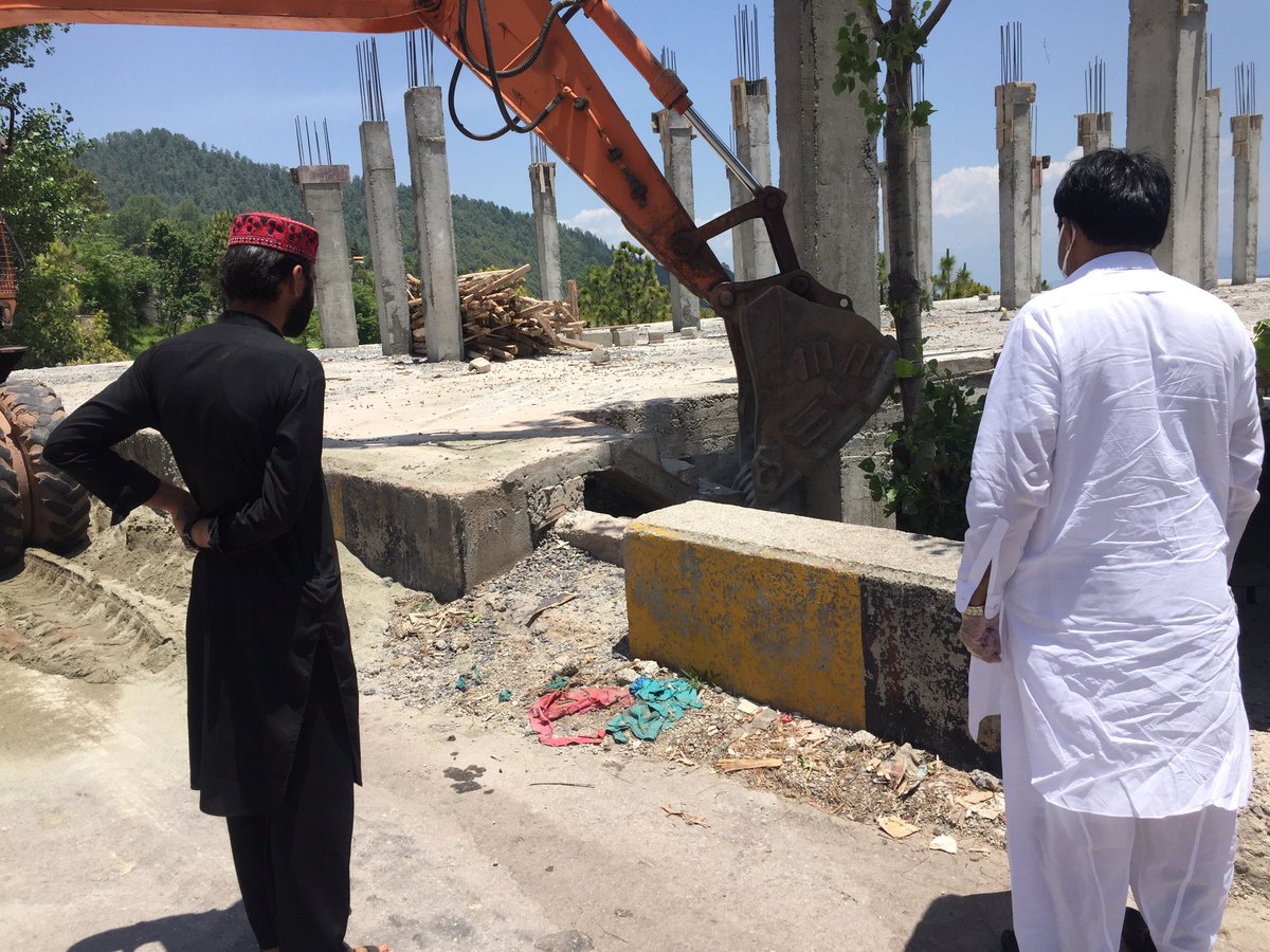 PakistanNha's tweet photo. Anti-encroachment operation at IMDC Murree #AntiEncrochment #Operation #Murree #NHA #Lowertopa https://t.co/xQliP5LrPp