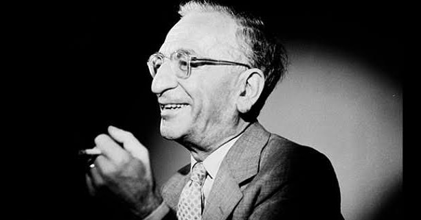 "Kaderinin şoförü sensin. Emin ol. Onu dram istikametinde sürme. Biraz gül, yahu! Değmez vallahi bu dünya." 

📖Yalnızız, 📸 #PeyamiSafa

15 Haziran 1961... Türk Edebiyatı sana çok şey borçlu, saygıyla güzel insan!