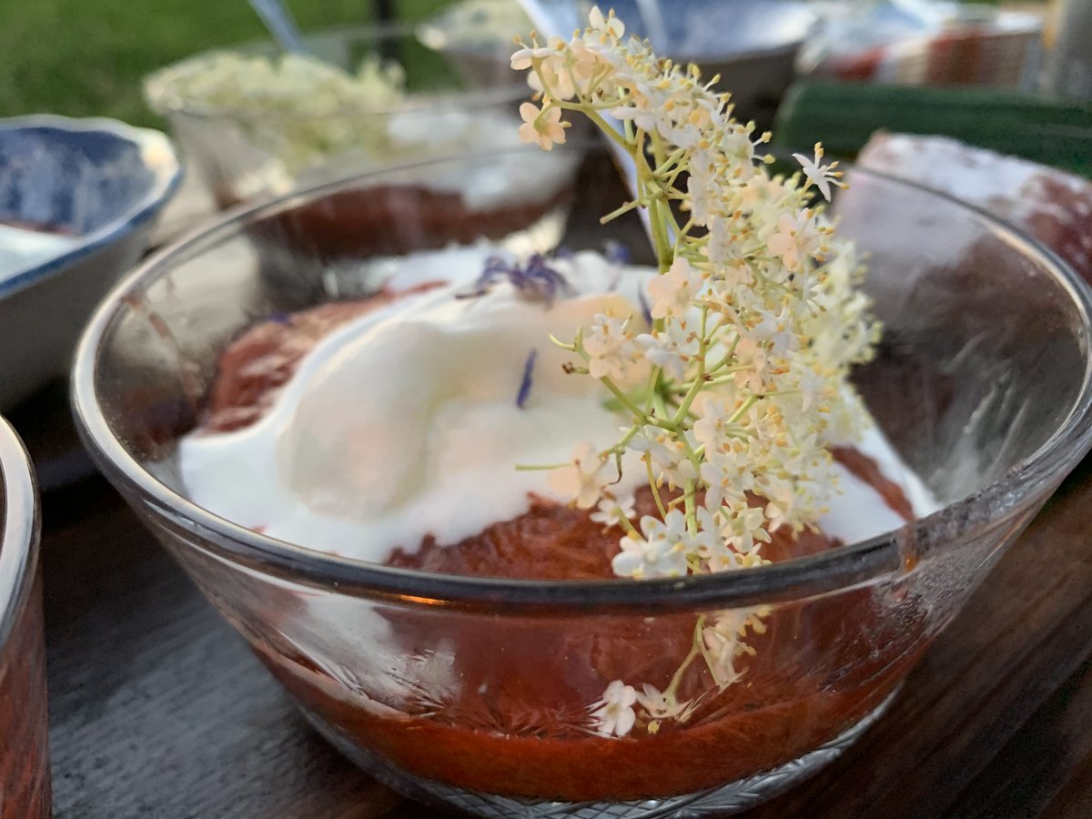 Volgens <a href="/Ralphst/">Ralph Steenbergen</a> en Anneloes moeten <a href="/LeonieBais/">Leonie Bais</a> en ik een bedrijfje beginnen in buiten - met lokaal lekkers - koken op vuur.

Misschien is dat wel een goed idee ☺️

Wie nodigt ons uit? Tot dusver koken we voor maximaal 10 personen.