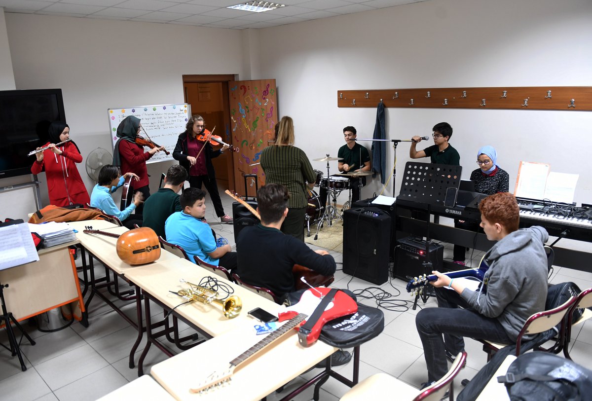 tcmeb's tweet photo. Yetenek Sınavıyla Öğrenci Alacak Liseler İçin Başvurular Başladı

✍️ Başvurular e-Okul üzerinden 29 Haziran'a kadar sürecek.

🗓️ Sınavlar 1-10 Temmuz

💻 Sonuçlar 13 Temmuz'da açıklanacak.

Haber👉 https://t.co/4PDvEnXjPo https://t.co/qvekImuyGv