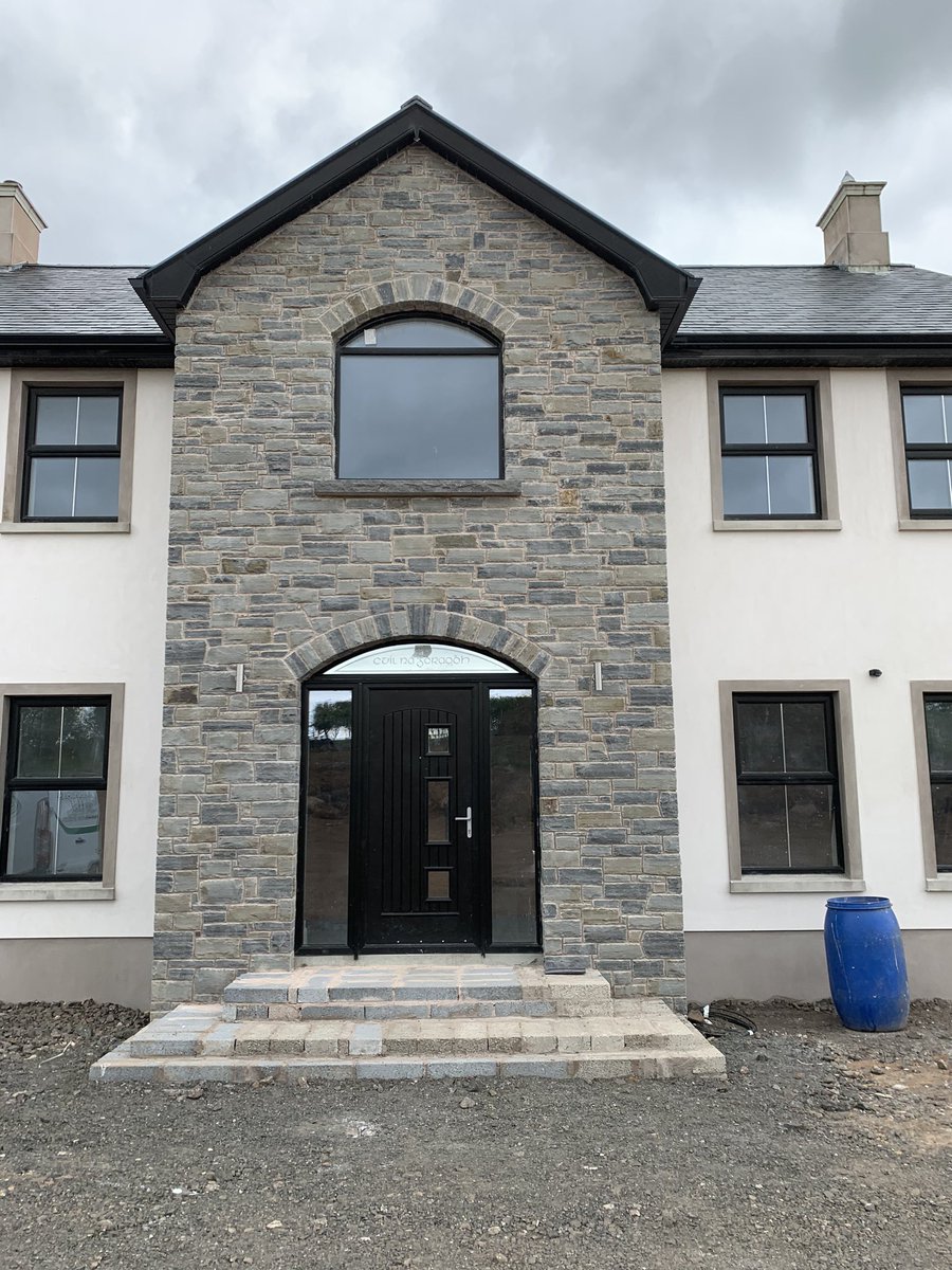 TMstoneworks's tweet photo. 🔥⚒Beautiful stone porch completed last year by Thomas @TMstoneworks. Stone we used was a 50/50 mix of Liscannor &amp; Portlaois. Additional features of free standing cut arches, and rockfaced limestone cill. Quality craftsmanship. 🔥⚒ #TMStoneworks #Supply&amp;Build #Stonemason https://t.co/58wUsQq7R6