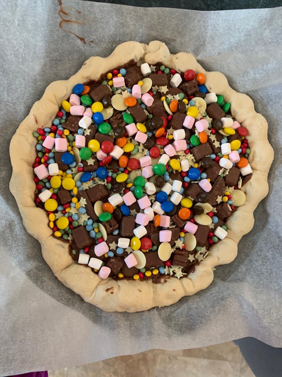ElginAcHE's tweet image. COOK DOWN 🧑🏼‍🍳👩🏻‍🍳👨🏻‍🍳 Reece has taken on the challenge this weekend and has created 2 different pizzas - one sweet and one savoury! 🍕🍫🍭🍬🍕#getyourcookon #cookdown #Pizza #MondayMotivaton #TeamaEA