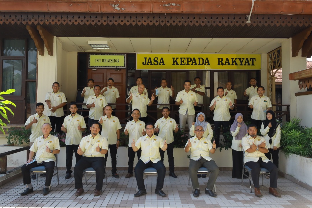 JKRKESEDAR (@jkrkesedar) on Twitter photo Kunjungan YBrs Tn. Pengarah <a href="/Irshukriishak/">Ir. Shukri Bin Ishak</a>  ke Pejabat Operasi <a href="/JKRKESEDAR/">JKRKESEDAR</a> Zon Selatan (Gua Musang) hari ni.
<a href="/sifu7959/">Saifulmizam</a> @wmrizaizul <a href="/sulhanizan/">Sulhanizan Sulaiman</a> <a href="/1ukmanhakim/">lukman hakim</a> <a href="/JKRMalaysia/">JKR Malaysia</a> @MOWorks Kunjungan YBrs Tn. Pengarah <a href="/Irshukriishak/">Ir. Shukri Bin Ishak</a>  ke Pejabat Operasi <a href="/JKRKESEDAR/">JKRKESEDAR</a> Zon Selatan (Gua Musang) hari ni.
<a href="/sifu7959/">Saifulmizam</a> @wmrizaizul <a href="/sulhanizan/">Sulhanizan Sulaiman</a> <a href="/1ukmanhakim/">lukman hakim</a> <a href="/JKRMalaysia/">JKR Malaysia</a> @MOWorks
