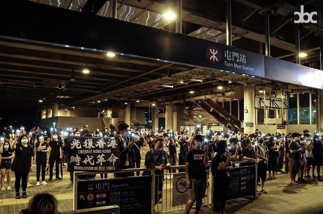 EileenEChang's tweet image. Hongkongers are here, still fighting for our freedom and democracy, for those who made the ultimate sacrifice for #HongKong.
#StandWithHongKong 
#fivedemandsnotoneless 
#NeverForget #NeverForgive