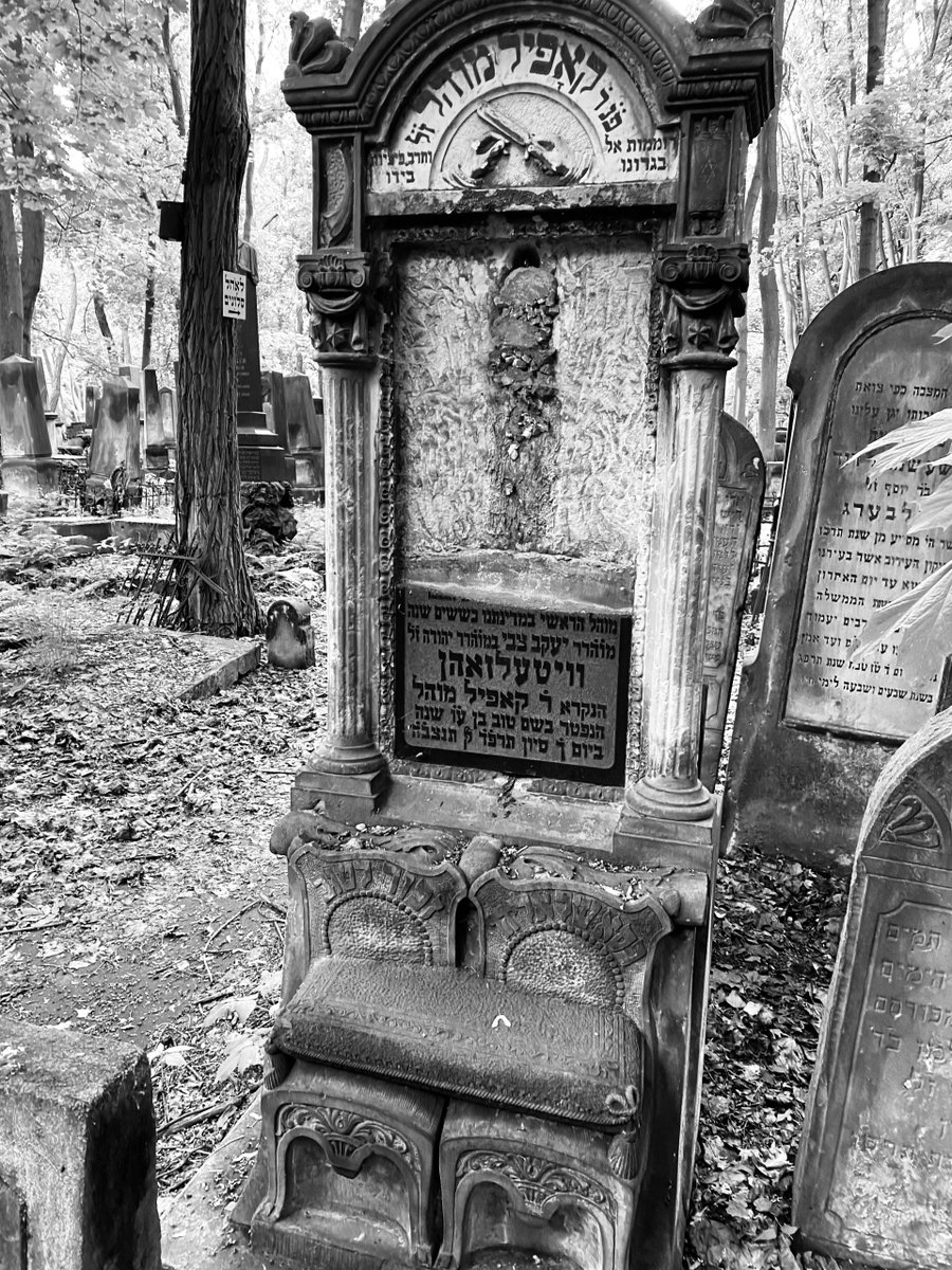 PTraces's tweet photo. #MyParallelTraces
"The grave of a Mohel- the person who carries out the Brit Milah ceremony (circumcision). On this grave you can see a representation of the Mohel's knife."
-Jewish Cementery, Warsaw, Poland.
👉https://t.co/4147rTtmCx https://t.co/JDt2XVosaD