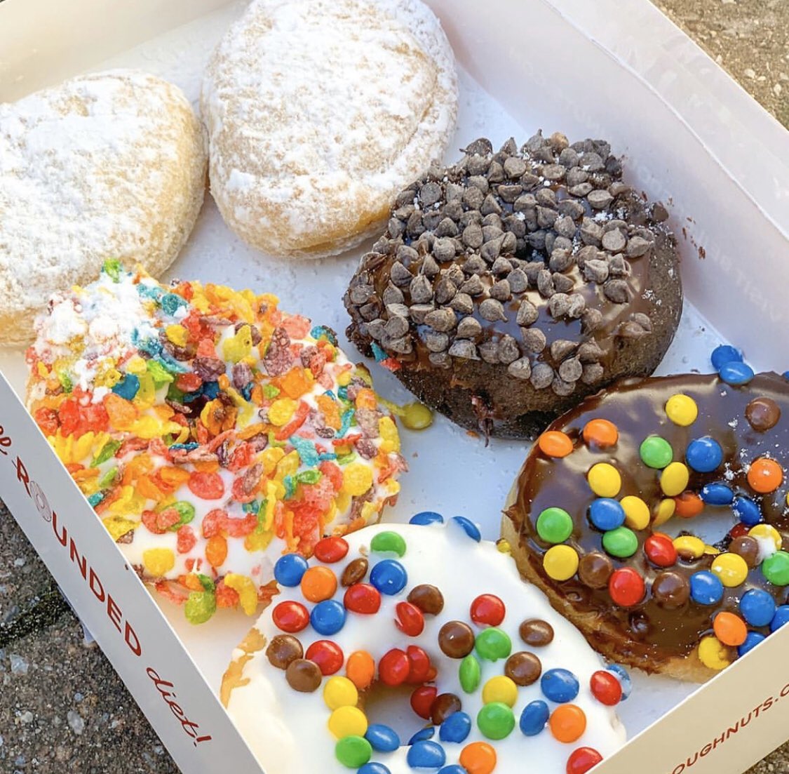 May your Monday be full of joy, sunshine and doughnuts. 🍩☀️

@itsbrunchoklock