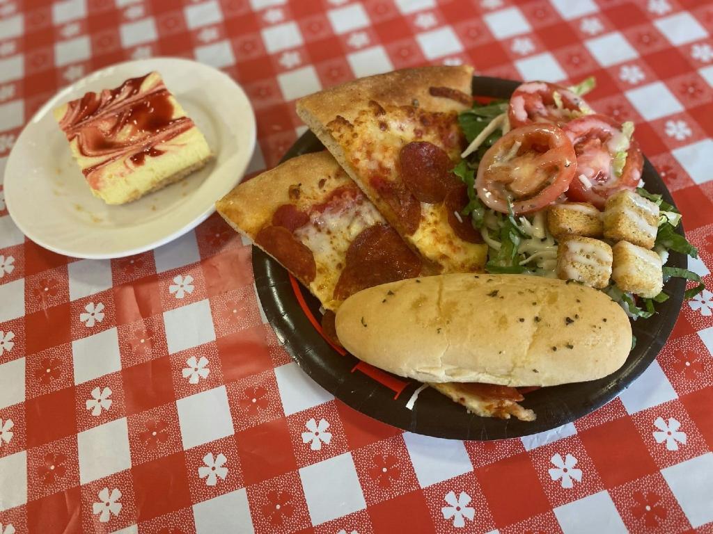 CumberlandPHC's tweet photo. Residents had a great #TasteOfTown! Thanks to @WLafGreeks for the delicious pizza, bread sticks and salad! https://t.co/63wdmOoPsy