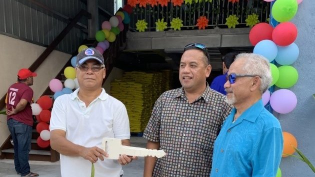 ASIIADomenech's tweet photo. Enewetak Mayor Jackson Ading delivers remarks at ceremony in #MarshallIslands for new warehouse/office space for the Enewetak/Utrok Local Government. Funded through the #CompactofFreeAssociation 🇺🇸🇲🇭and Department of the Interior's #OfficeofInsularAffairs. #DOIdelivers 🇺🇸🇲🇭 https://t.co/OdgqYYAufa