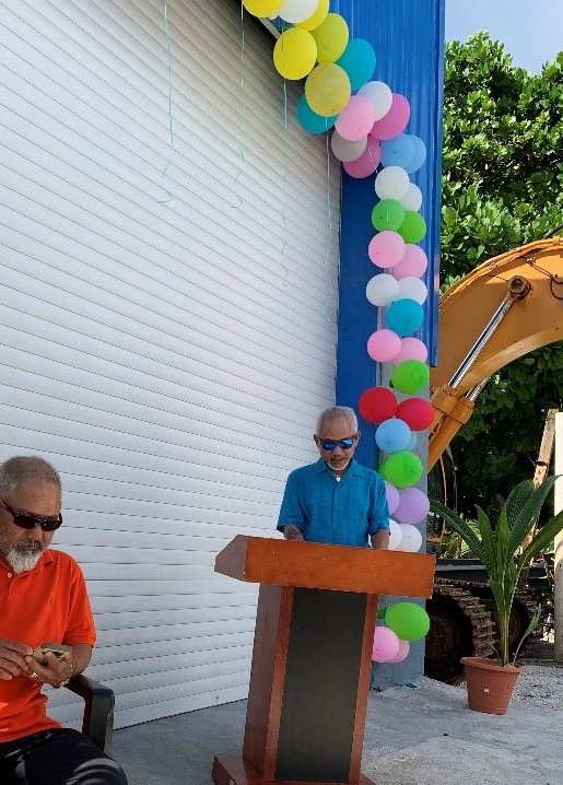 ASIIADomenech's tweet photo. Enewetak Mayor Jackson Ading delivers remarks at ceremony in #MarshallIslands for new warehouse/office space for the Enewetak/Utrok Local Government. Funded through the #CompactofFreeAssociation 🇺🇸🇲🇭and Department of the Interior's #OfficeofInsularAffairs. #DOIdelivers 🇺🇸🇲🇭 https://t.co/OdgqYYAufa