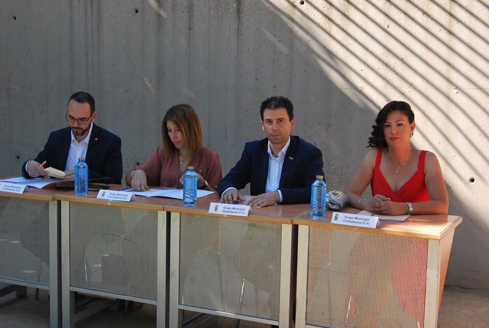 CsParla's tweet photo. 📅🍊 Se cumple un año de #PolíticaÚtil para #Parla. Hoy hace un año desde que nuestros cuatro concejales, @GuilleAManzano, @Sabrigarc, @serleal_leal y @GemaRGalan tomaron posesión. 

👉 Desde @CsParla seguiremos trabajando por hacer #PolíticaÚtil para nuestros vecinos. https://t.co/JkJF21g9xo