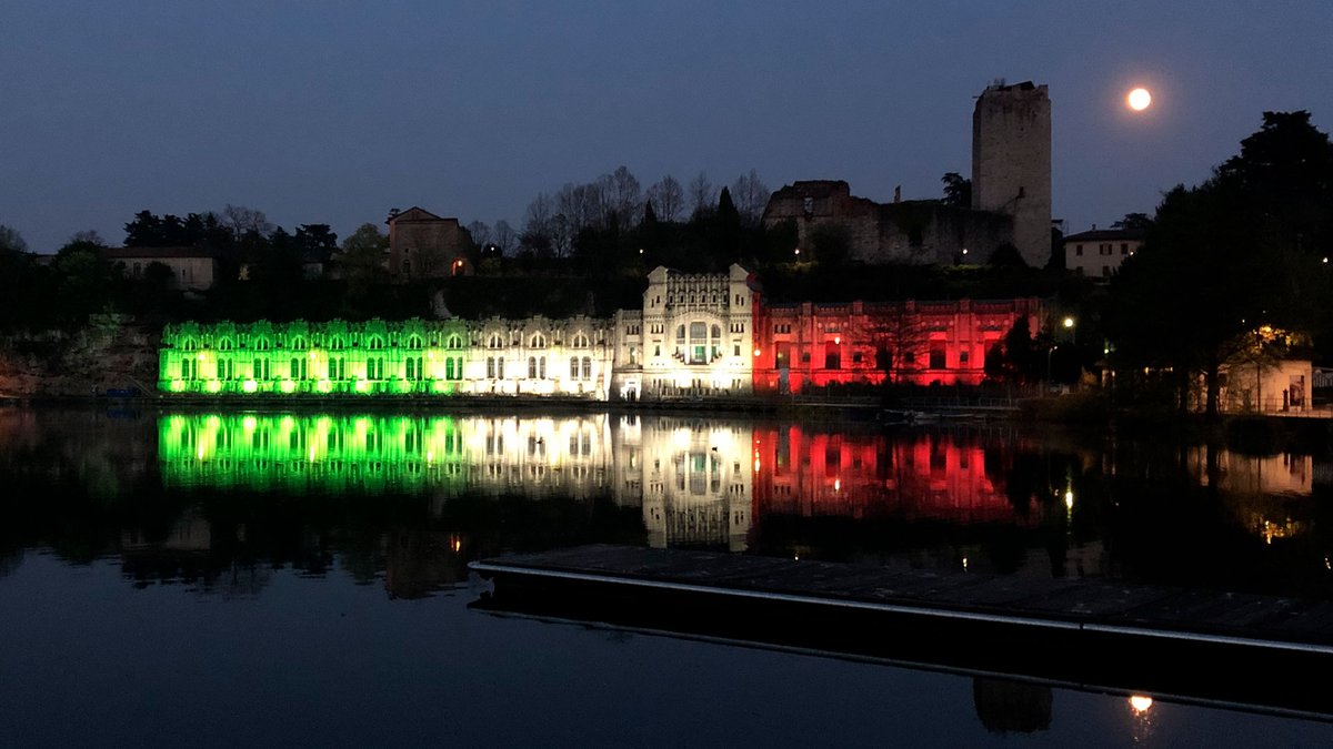 PROLIGHTS_media's tweet photo. The Italian flag 🇮🇹 projected by @PROLIGHTS_media #SunBlast3000Fc and #ArcLedZoom7337 on the facades of the @enelgreenpower plant and the #FinancialPoliceAcademy 
#prolights #light #theartoflight #lightingdesign #stagelighting

👉🏼https://t.co/oawq4Ydx9Q https://t.co/J2vRjoimSH