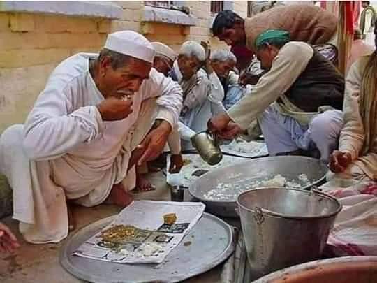 ऐसे होते हैं किसान नेता,
फॉर्च्यूनर वाले सिर्फ नेता है किसान नेता नही।