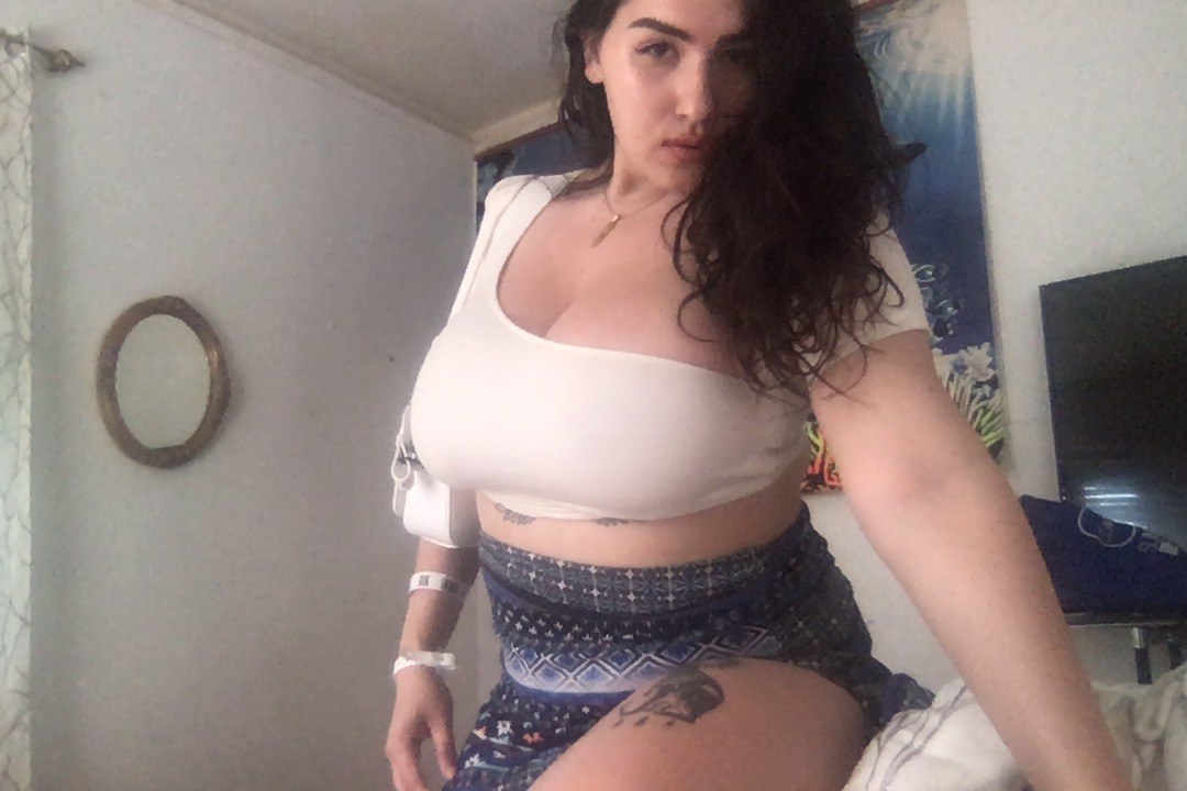 lailalustt's tweet photo. Outfit of the day. #summerlook #ootd #pets #vetrun #runningerrdans #busyday #dailylife #croptop and #maxiskirt #longhair #minipurse #offwhite #tattoos #girlswithtattoos #bigtitties https://t.co/cRLKUfiH2G