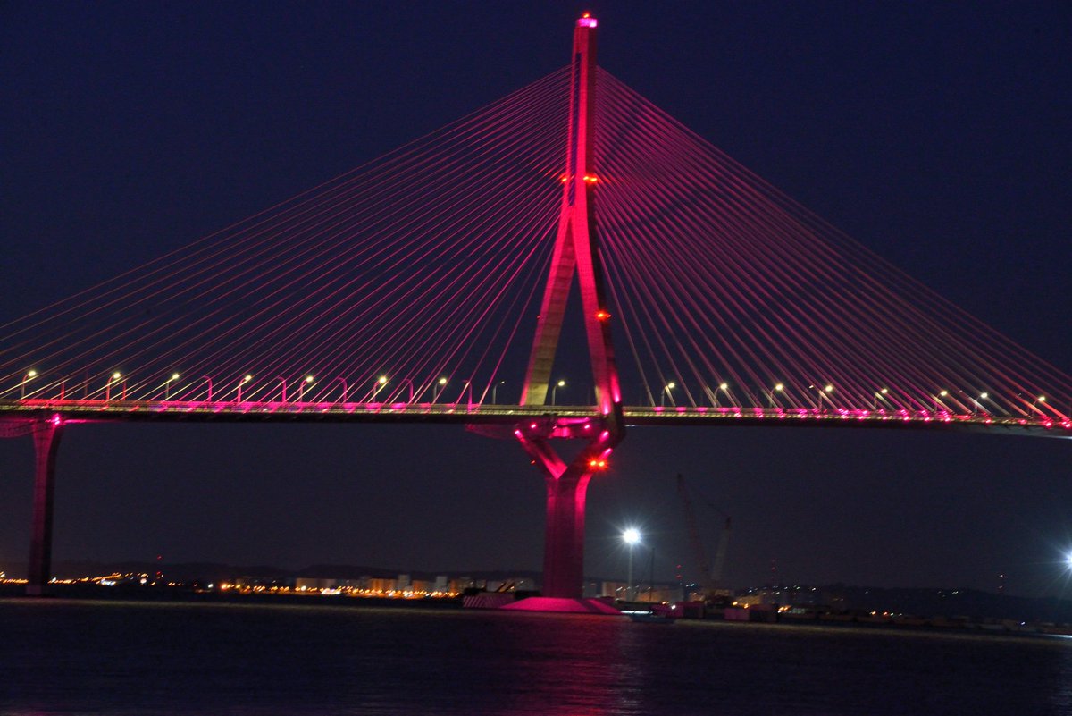 Este mes hemos conmemorado el #DiaMundialDelDonanteDeSangre y el #diadeldonante de Órganos y tejidos. En homenaje a todos los Donantes y los que hacen posible salvar Vidas, el #PuenteConstitución1812 de Cádiz se ha iluminado de rojo. #Gracias #donaresamar #DonaVida