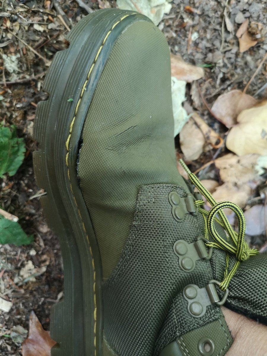 My fav pair of dr martens have broken 😕 As they are the only pair (of many) I've never had to break in I'm looking for a replacement. They're discontinued, but anyone know where i can find a size 7 rakim chukka boot please? #drmartens #rakimchukka