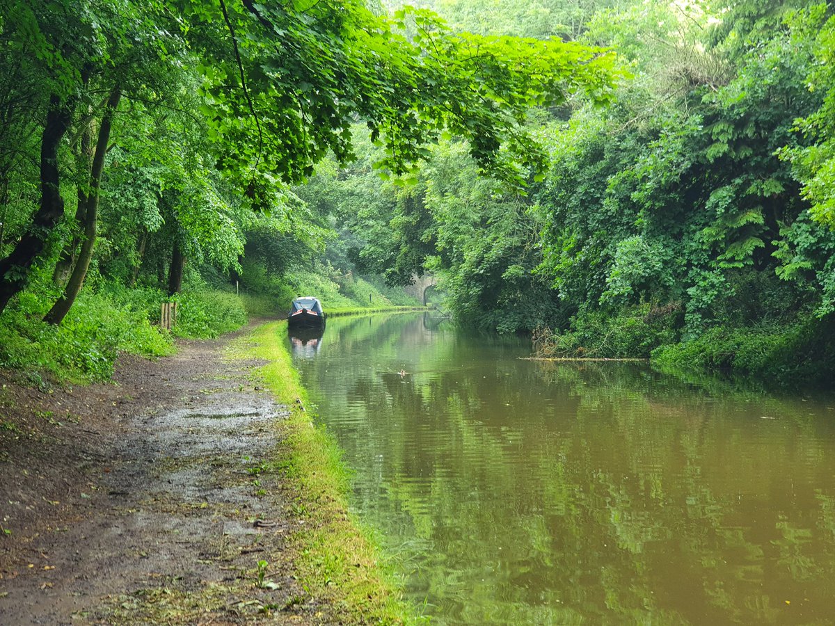 Morning 🚶‍♂️alongside @ShropshireUnion #gnosall #ThePhotoHour #StormHour #Staffordshire #hellostaffs #visitstaffordshire