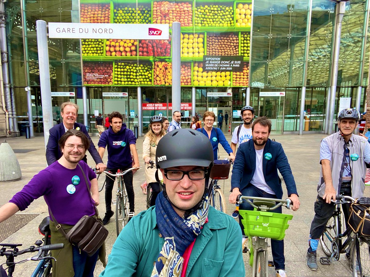 Generations10e's tweet photo. Un dimanche à #Paris10 ❤️🤝💚
De la Gare du Nord au marché Alibert, à pied ou à vélo, la gauche et l'écologie rassemblées pour partager avec les habitant.e.s l'ensemble de notre plan pour les cyclistes et les piétons. #Municipales2020 @ACORDEBARD https://t.co/Z8fhCw8Lkd