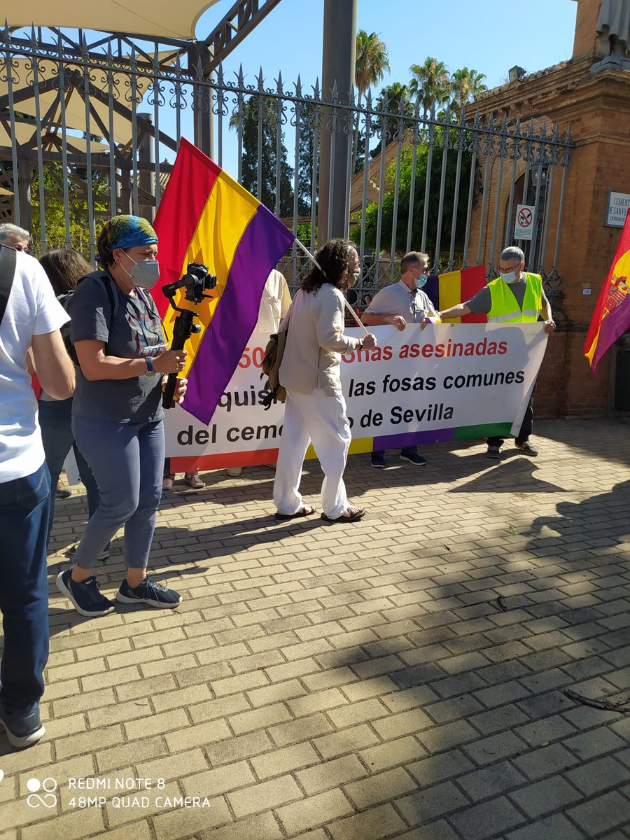 Podemos_SevEste's tweet photo. Algunos compañeros del Círculo Podemos Sevilla Este - Torreblanca en el día de la Memoria Histórica en Andalucía, 14 de Junio de 2020. Cementerio de San Fernando (Sevilla). https://t.co/miIZsn7neg