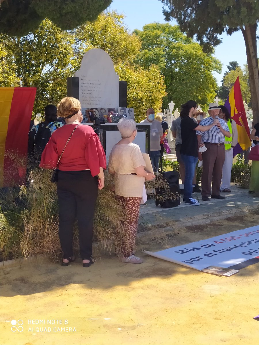 Podemos_SevEste's tweet photo. Algunos compañeros del Círculo Podemos Sevilla Este - Torreblanca en el día de la Memoria Histórica en Andalucía, 14 de Junio de 2020. Cementerio de San Fernando (Sevilla). https://t.co/miIZsn7neg