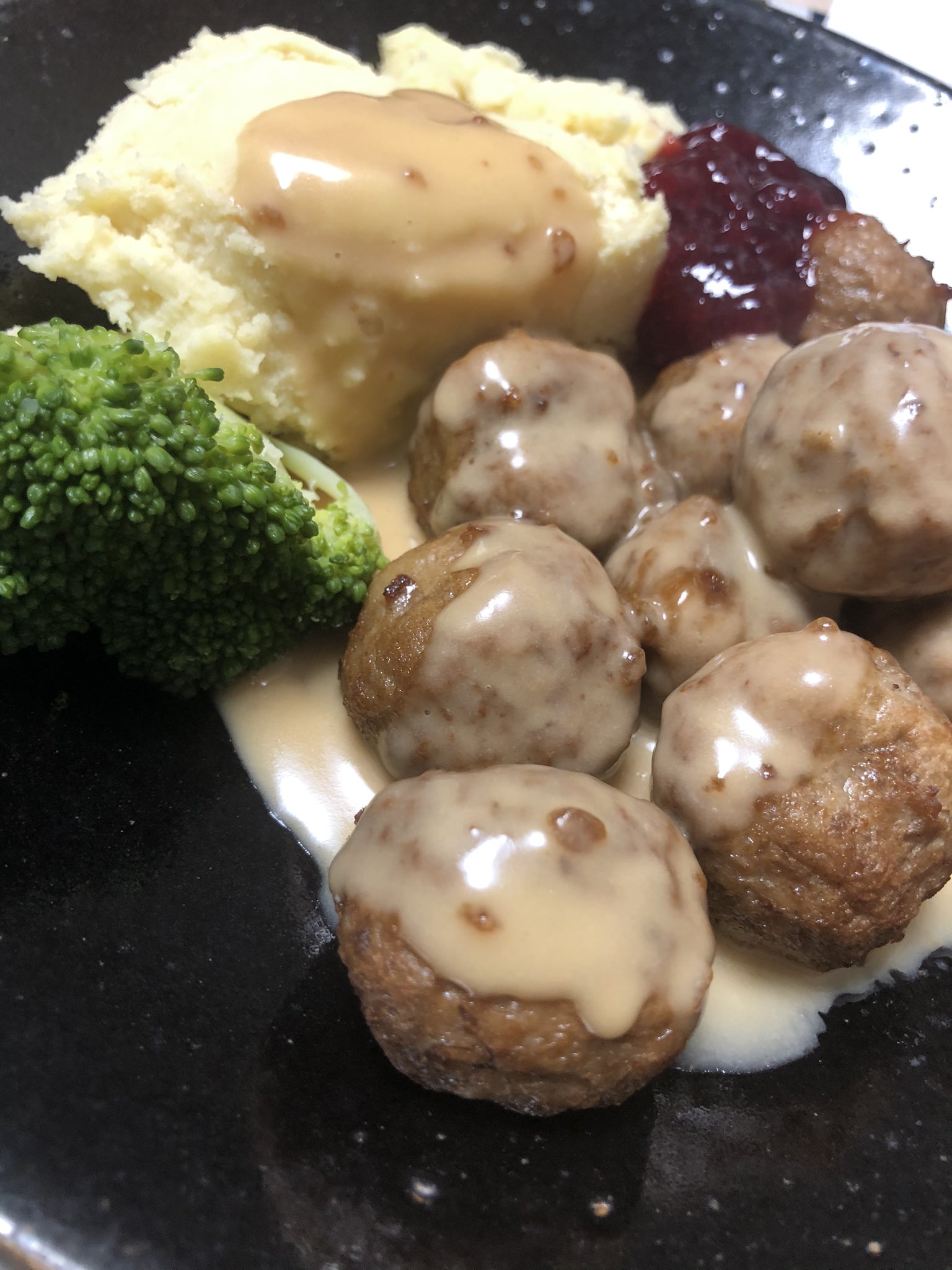 みそのバロンあやな 弥園バロン綾奈 もい どうしても食べたかったので 緑の人がikeaに行って冷凍ミートボール と粉末マッシュポテトと粉末ソースを買ってきてくれて 完全再現イケアのミートボールディッシュ作ってくれた よは満足じゃ ぱたり