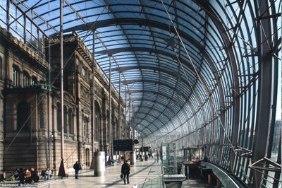 La_FIPEC's tweet photo. [#FridayFact] A @strasbourg, la gare accueille depuis 2007 le TGV Est. A cette occasion, une grande bulle transparente est venue agrandir le bâtiment, préservant la vue de la façade historique. Les grands arcs métalliques ont bien sûr fait l'objet d'un traitement #anticorrosion ! https://t.co/90DYqdGcCG