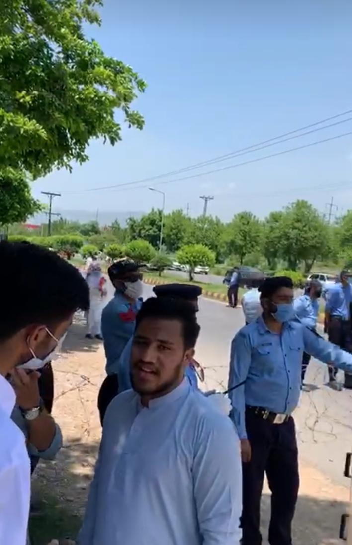 AzaMalik8's tweet photo. Ehtyjaj ehtyjaj ehtyjaj
Bhok hartal Bhuk hartal bhuk hartal
We are againt this online examination system 
Protest starts  
We are facing a lot of issues due to online system close this shitty system 
#StudentsHungerStrike_15June 
@ImranKhanPTI 
@SHABAZGIL 
@HEC_Official https://t.co/DTsQHgj2oZ