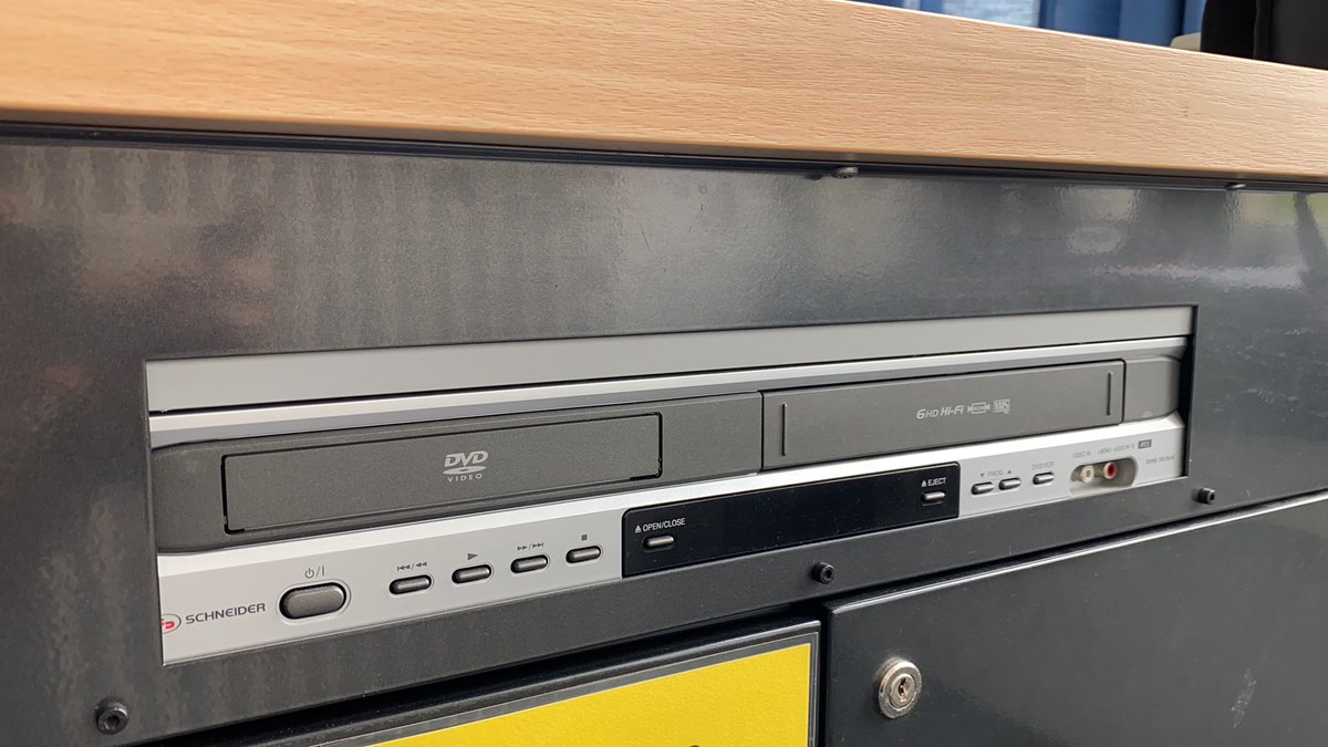 Heute wurden 30 „neue“ Medienschreibtische für die Klassenräume geliefert. Die haben eine neue Technik VHS muss wohl ganz neu sein...