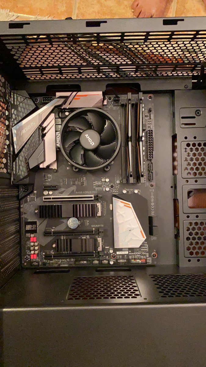 m97albaqer's tweet image. احلى شي اذا تركب كل شي بأيدك 🔥
#BuildingPC