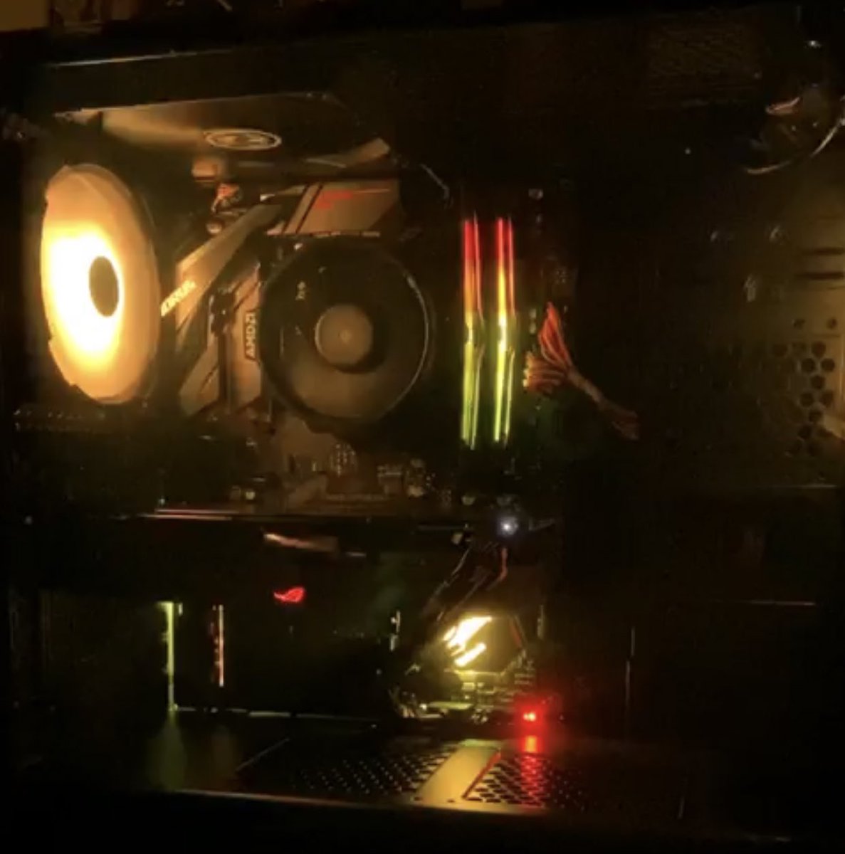 m97albaqer's tweet image. احلى شي اذا تركب كل شي بأيدك 🔥
#BuildingPC