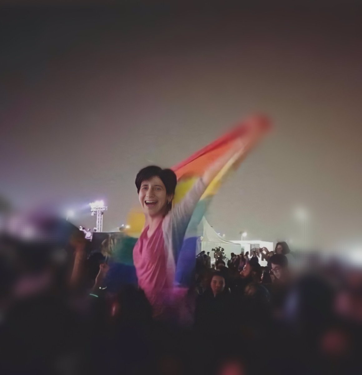 Filmmor_'s tweet photo. Mısır’da konser esnasında gökkuşağı bayrağı açtığı için tutuklanan ve işkence edilen Sara Hijazi'nin dünyaya veda notu: “Bana karşı çok acımasızdınız ama affediyorum.” 🏳️‍🌈 #SarahHegazi https://t.co/u6f2I8nGs1