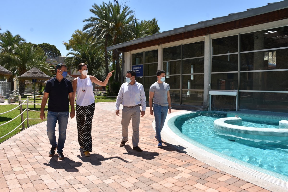 AytoArchena's tweet photo. El @aguadearchena el primer establecimiento termal que abre en #España.
Alcaldesa #Archena @PatriciaArchena visita, junto al concejal de #Turismo @marioalcaraz_ , las instalaciones del complejo termal para revisar las medidas de seguridad que han puesto en marcha para el #COVID19 https://t.co/eJXwj8cH2P